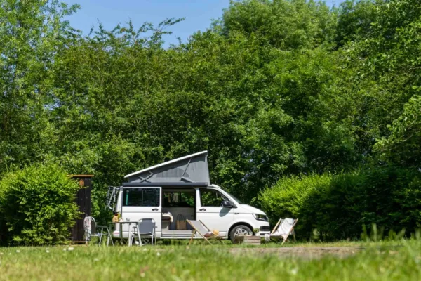 bestelwagen en kampeerplaats loire