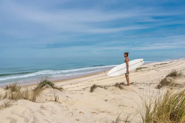surfeur plage nouvelle aquitaine