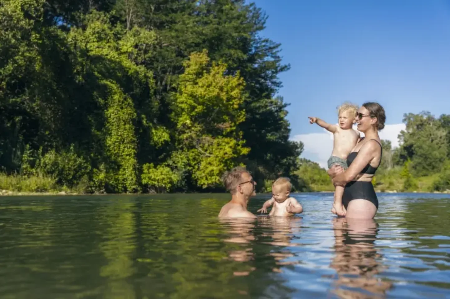 Famille se baignant dans la rivière