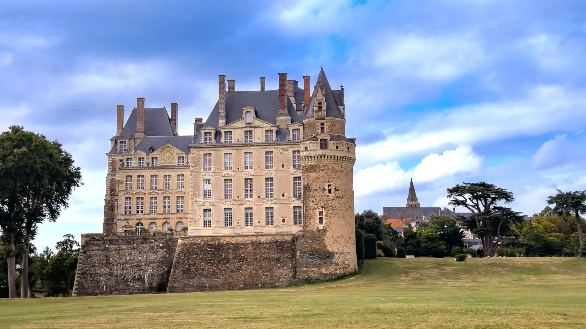 Partez à la découverte du Château de Brissac, le géant de la Loire