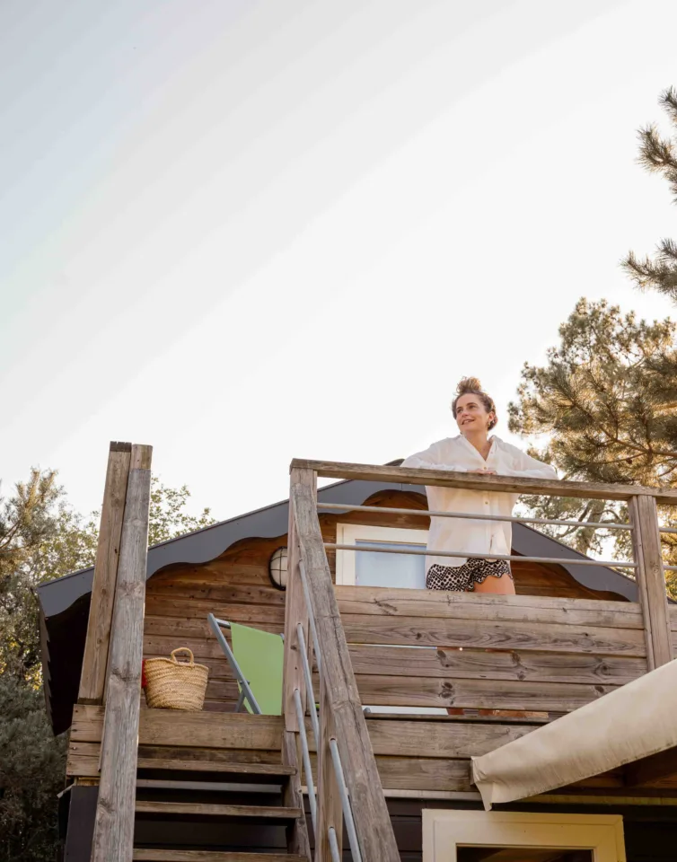 Frau in einer Hütte im Slow Village