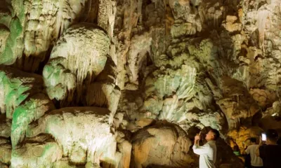 Hombre fotografiando las cuevas del abismo de Proumeyssac