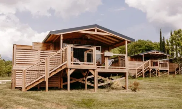 Gran casa de madera en un Slow Village