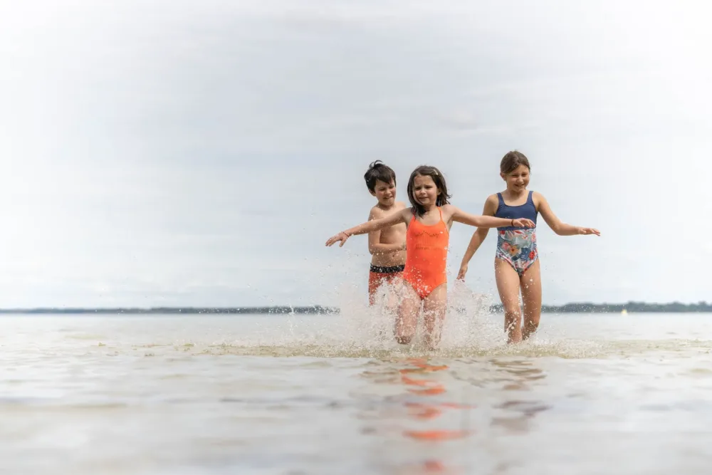 Enfants dans le Lac de Léon de Biscarrosse